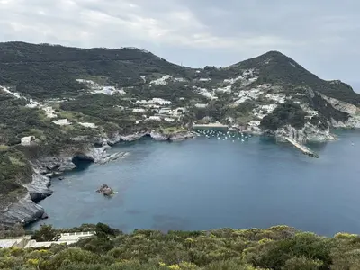 Spiaggia Schiavone, stop in Ponza, Italy — photo 3