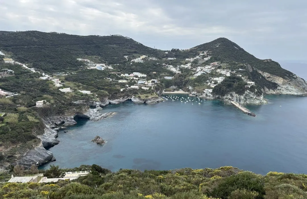 Spiaggia Schiavone, stop in Ponza, Italy — photo 3