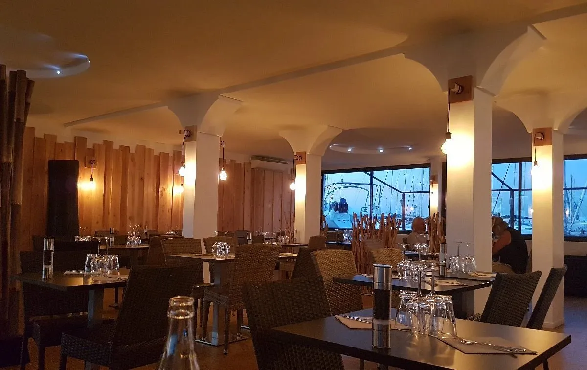 Yacht Club Restaurant, marina in Port-Saint-Louis-du-Rhône, France — photo 2