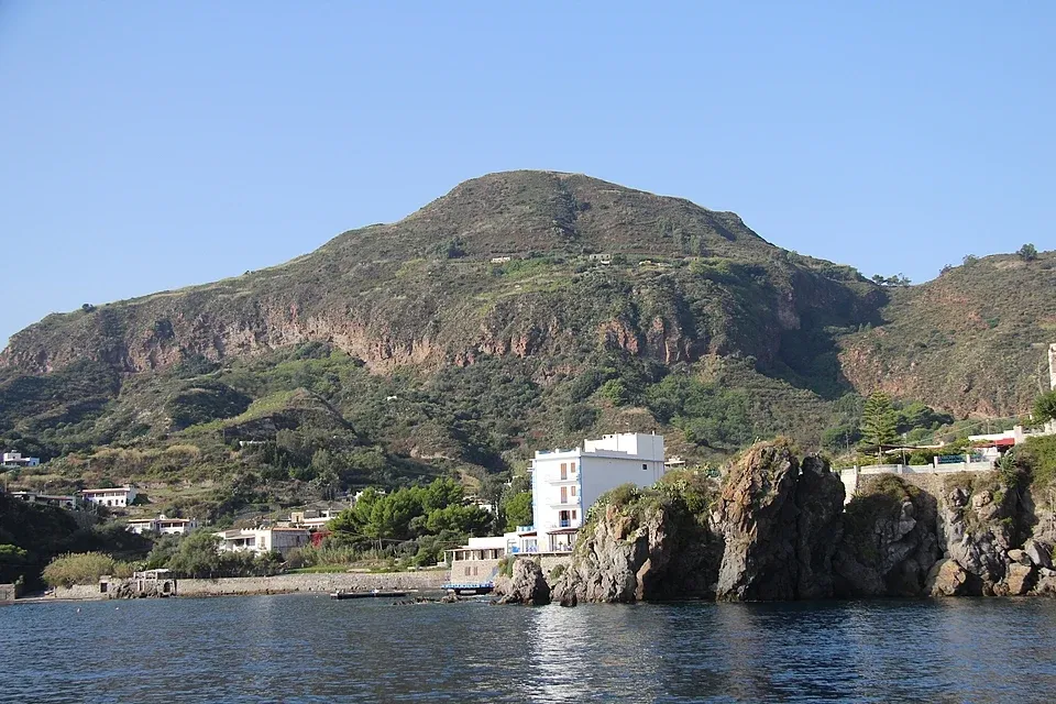 Contrada Falcone, stop in Lipari, Italy — photo 2