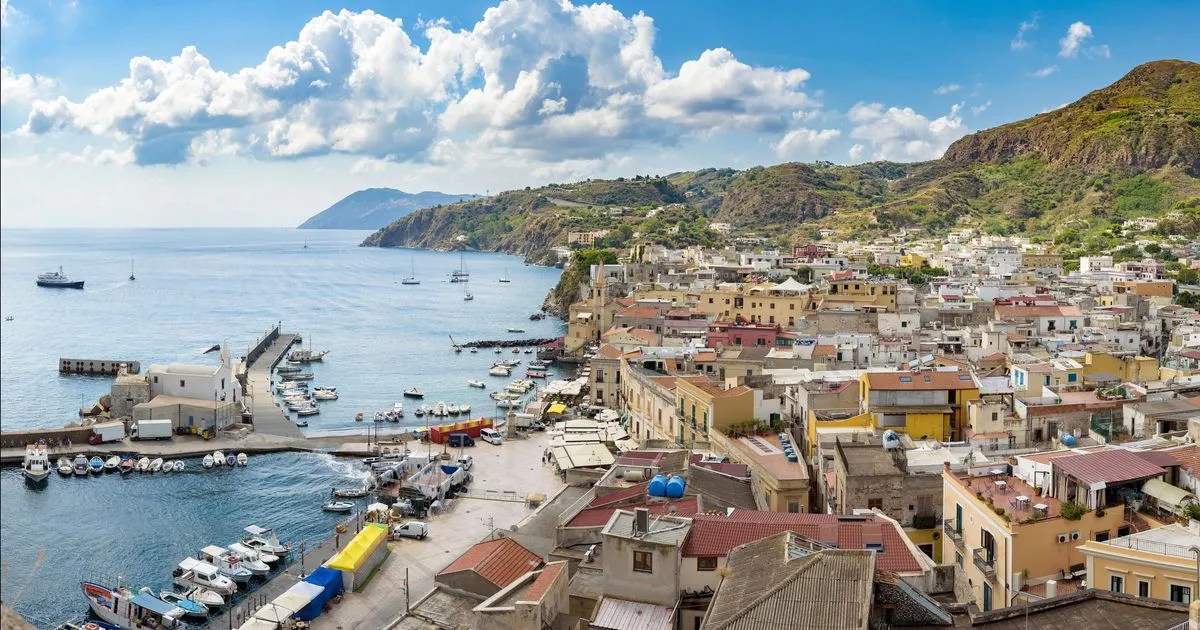 Contrada Falcone, stop in Lipari, Italy — photo 6