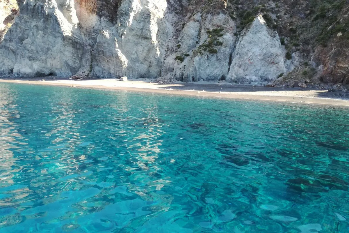 Spiaggia di Vinci, stop in Lipari, Italy — photo 2