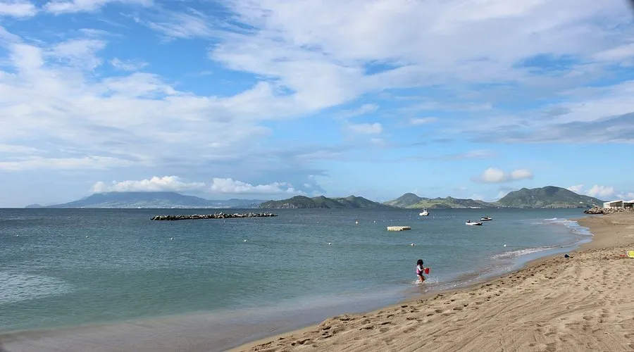Pinney's Beach, anchorage in Cotton Ground, Saint Kitts and Nevis — photo 2