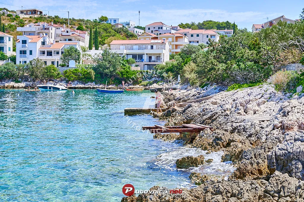 Tepli bok, stop in Maslinica, Croatia