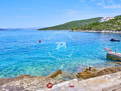Tepli bok, stop in Maslinica, Croatia — photo 2