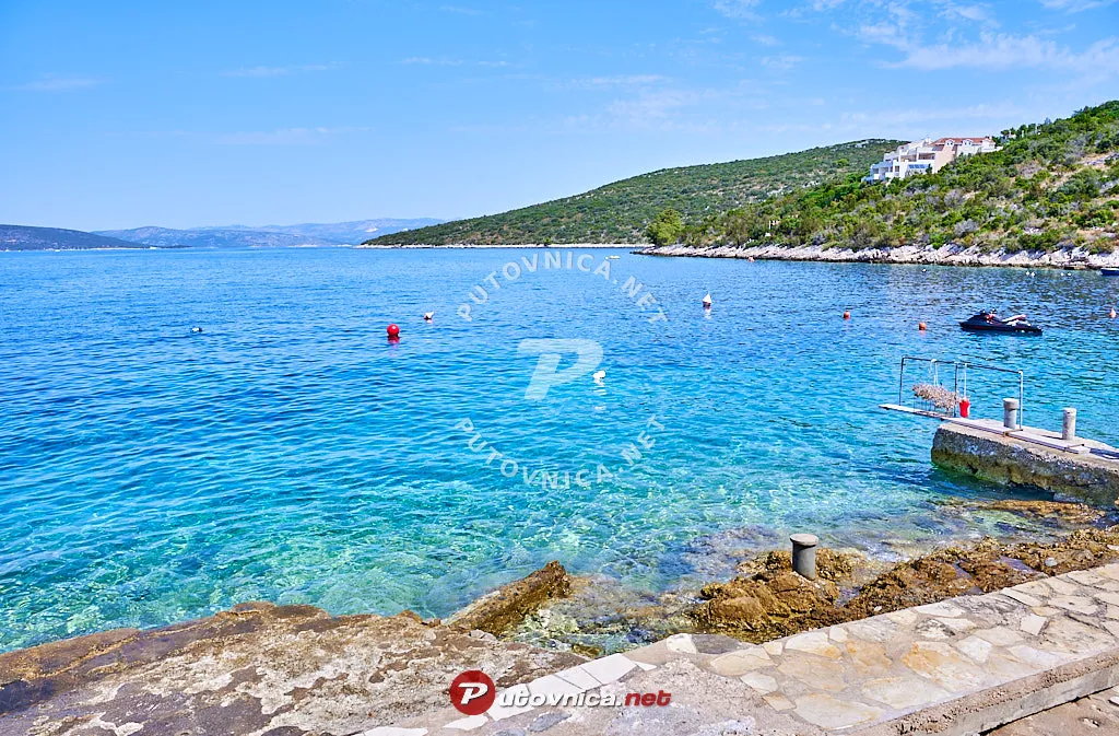 Tepli bok, stop in Maslinica, Croatia — photo 2