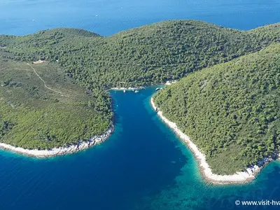 Uvala Parja, anchorage in Grad Vis, Croatia — photo 2