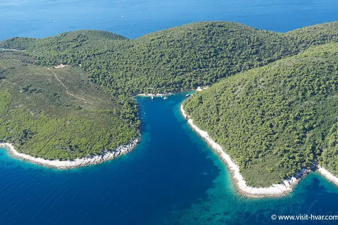 Uvala Parja, anchorage in Grad Vis, Croatia — photo 2