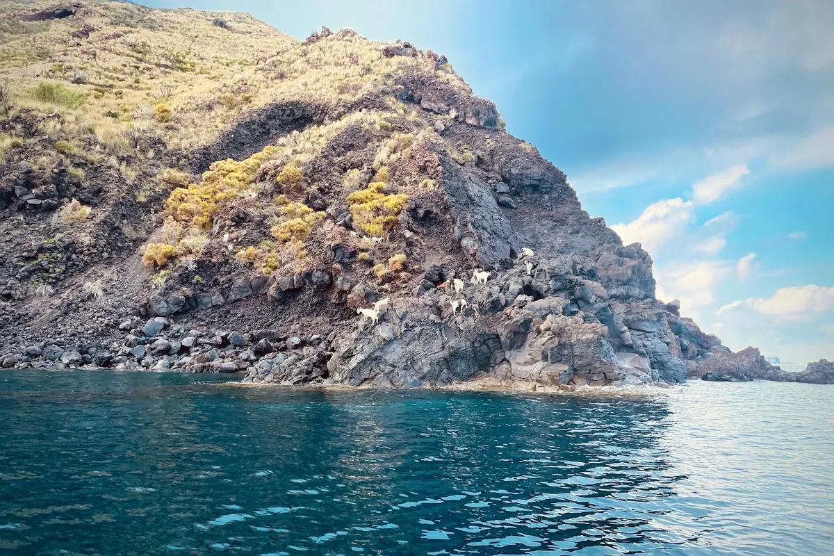 Spiaggia Puntalena, stop in Lipari, Italy — photo 6