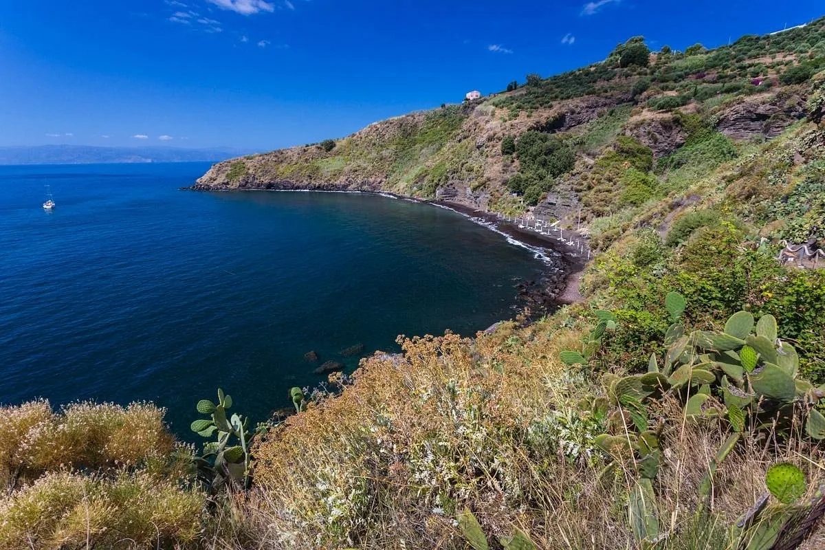 Spiaggia del Cannitello, stop in Lipari, Italy