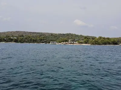 Uvala Brnac veli