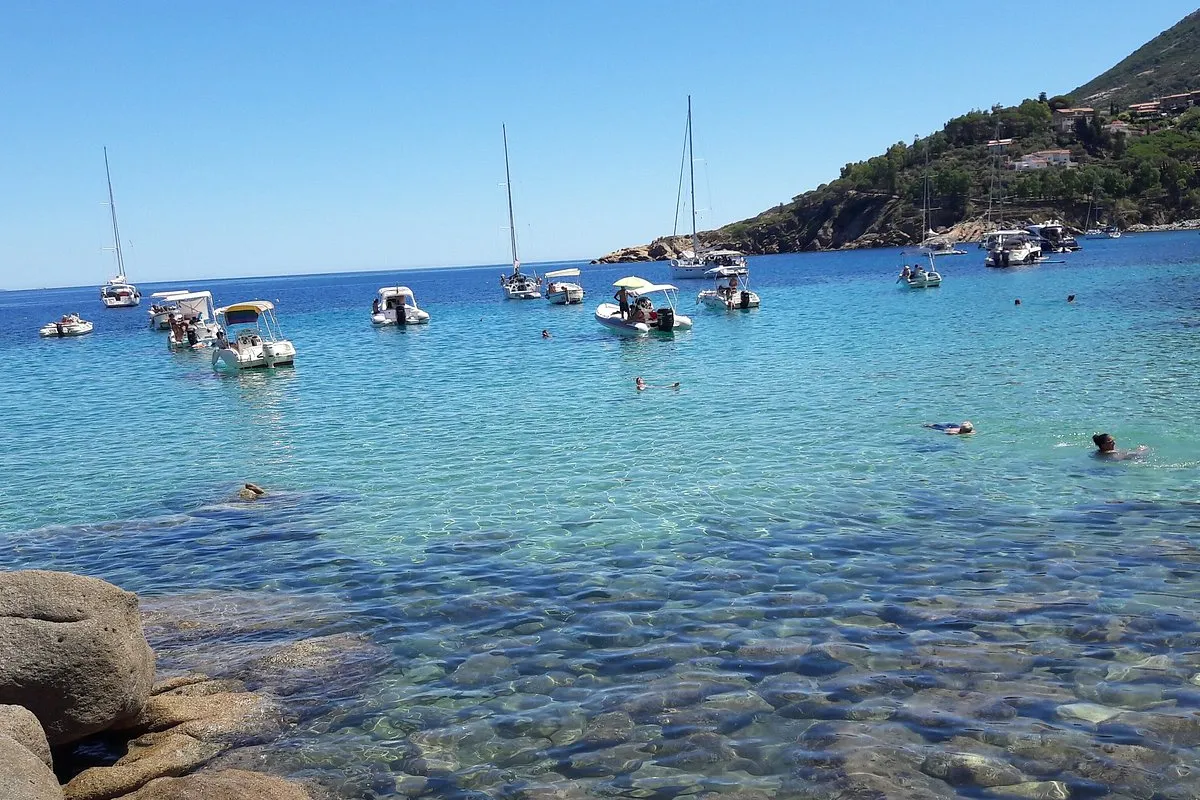 Cala Smeraldo, anchorage in Giglio Porto, Italy — photo 2
