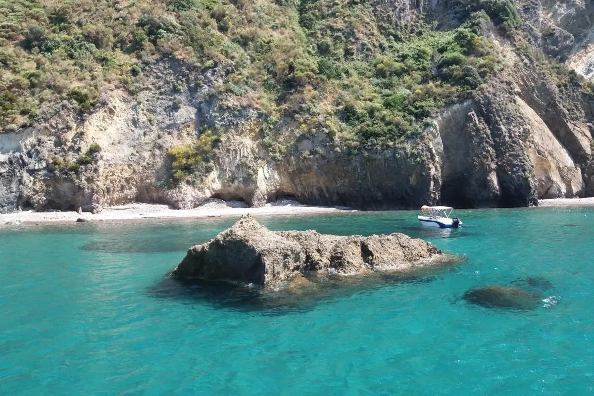 Spiaggia dei Vricci, stop in Italy