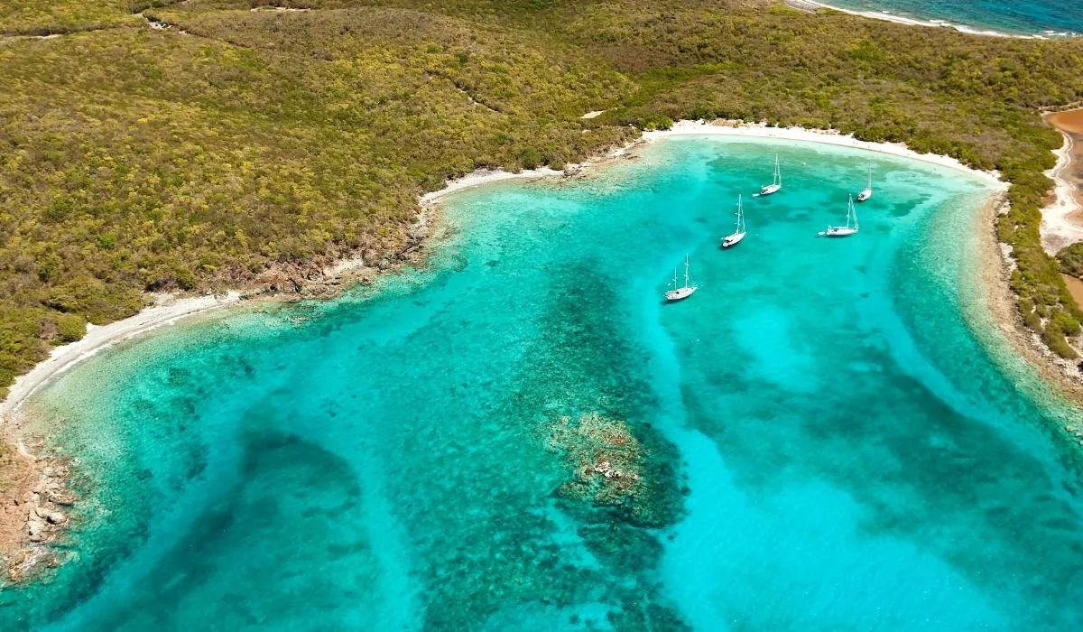 Salt Island Bay, anchorage in East End, British Virgin Islands — photo 2