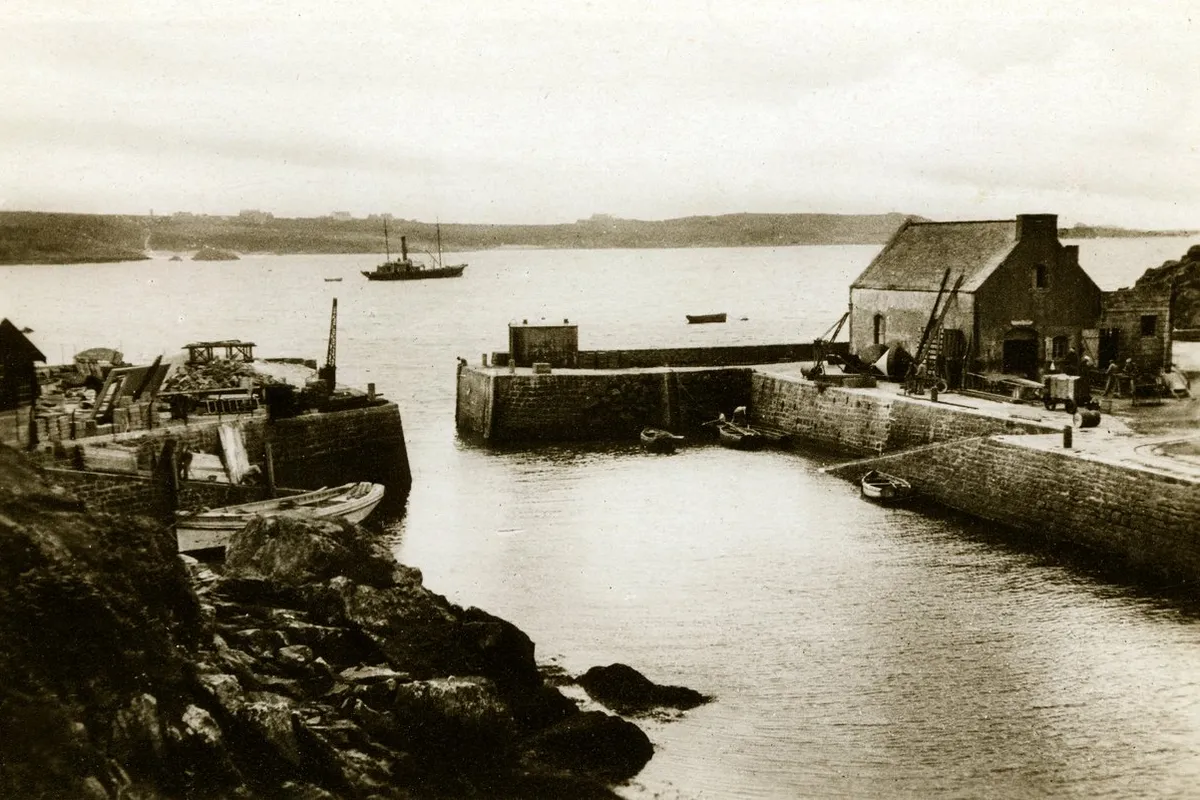 Port de Lampaul, anchorage in France — photo 5