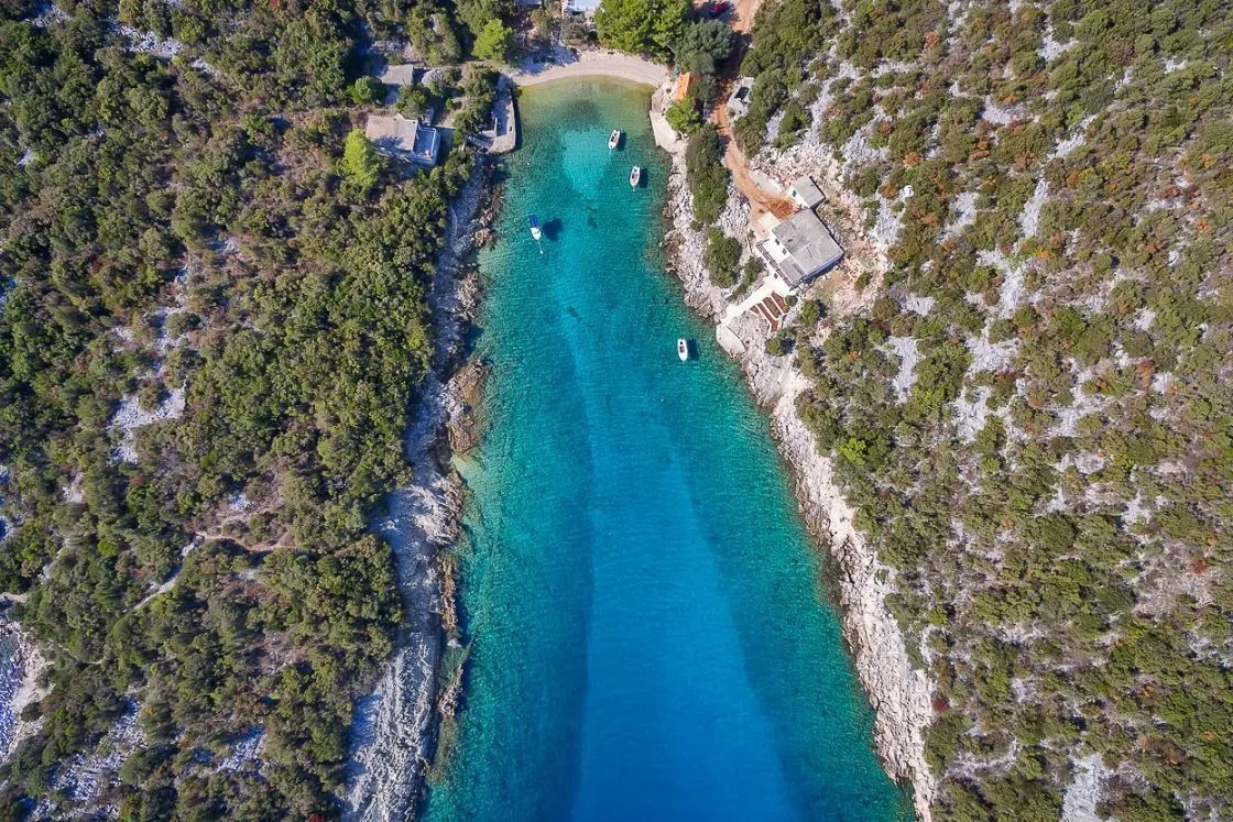 Uvala Livka, anchorage in Općina Milna, Croatia