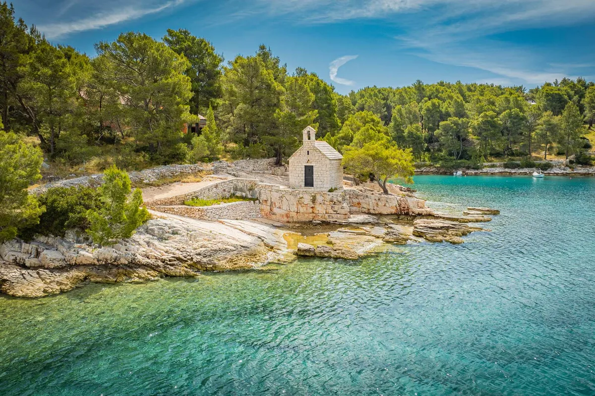 Uvala Livka, anchorage in Općina Milna, Croatia — photo 4