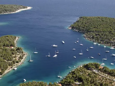 Uvala Livka, anchorage in Općina Milna, Croatia — photo 5