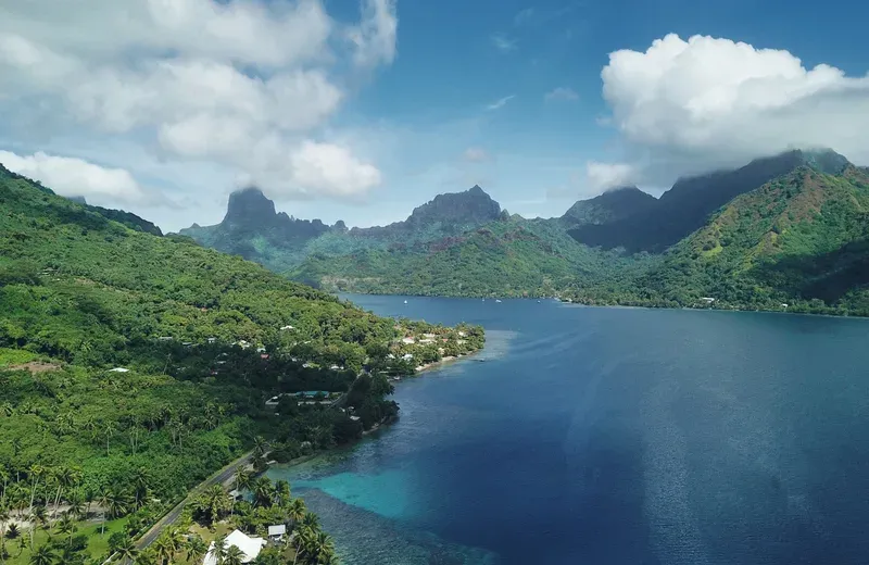 Baie de Paopao, anchorage in Moorea-Maiao