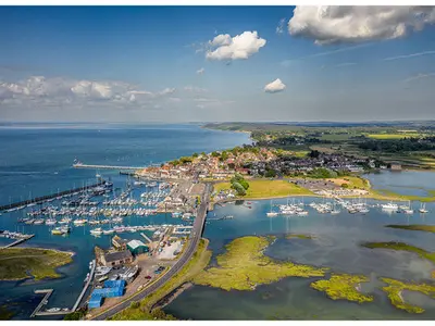 Totland Bay, anchorage in Yarmouth, United Kingdom — photo 2