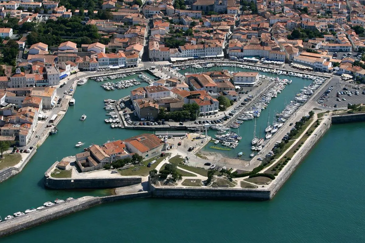 Port de Saint-Martin-de-Ré, stop in La Flotte, France — photo 5
