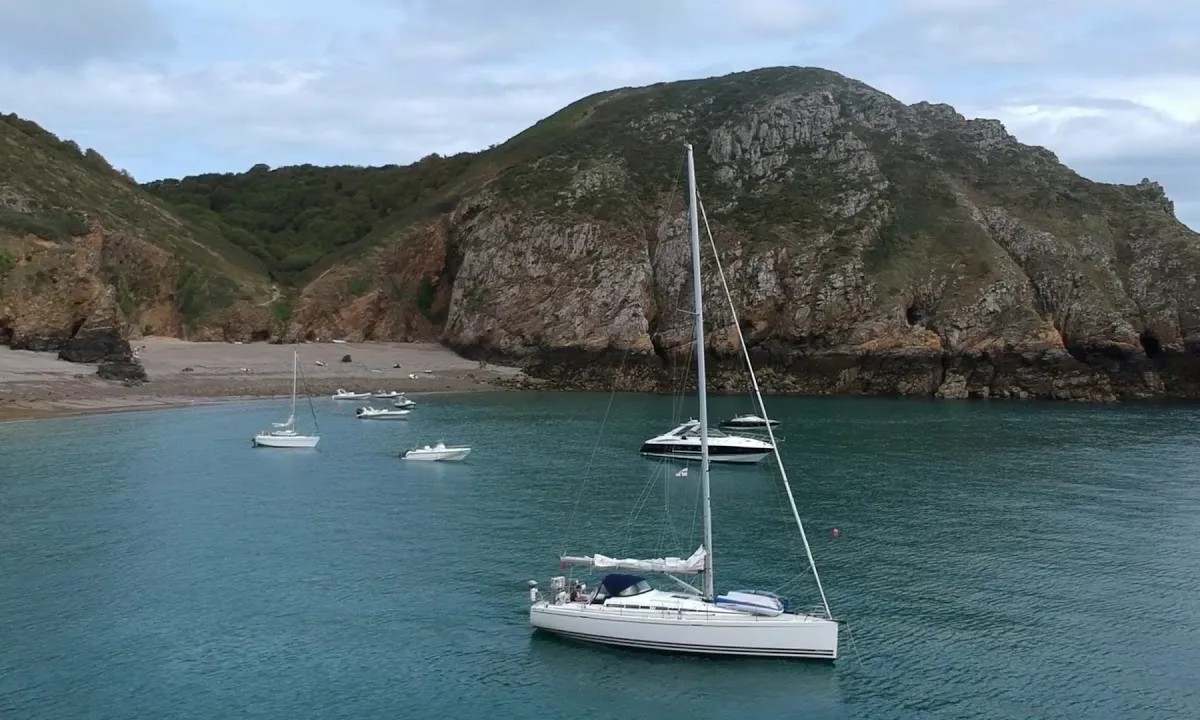 Dixcart Bay, anchorage in Vale, Guernsey — photo 6