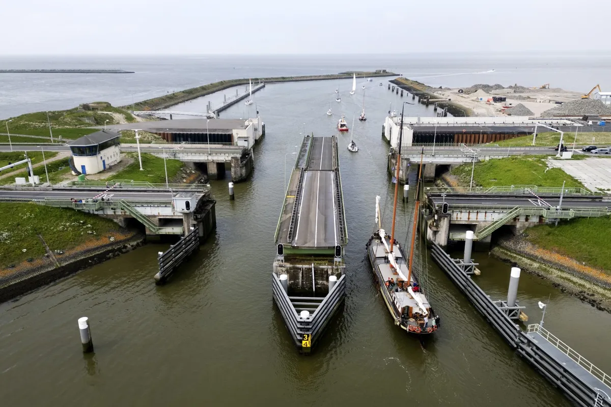 Lorentzsluizen, stop in Makkum, Netherlands — photo 4
