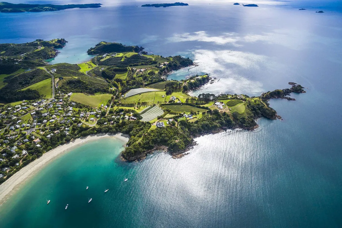 Oneroa Bay, anchorage in Waiheke, New Zealand — photo 3