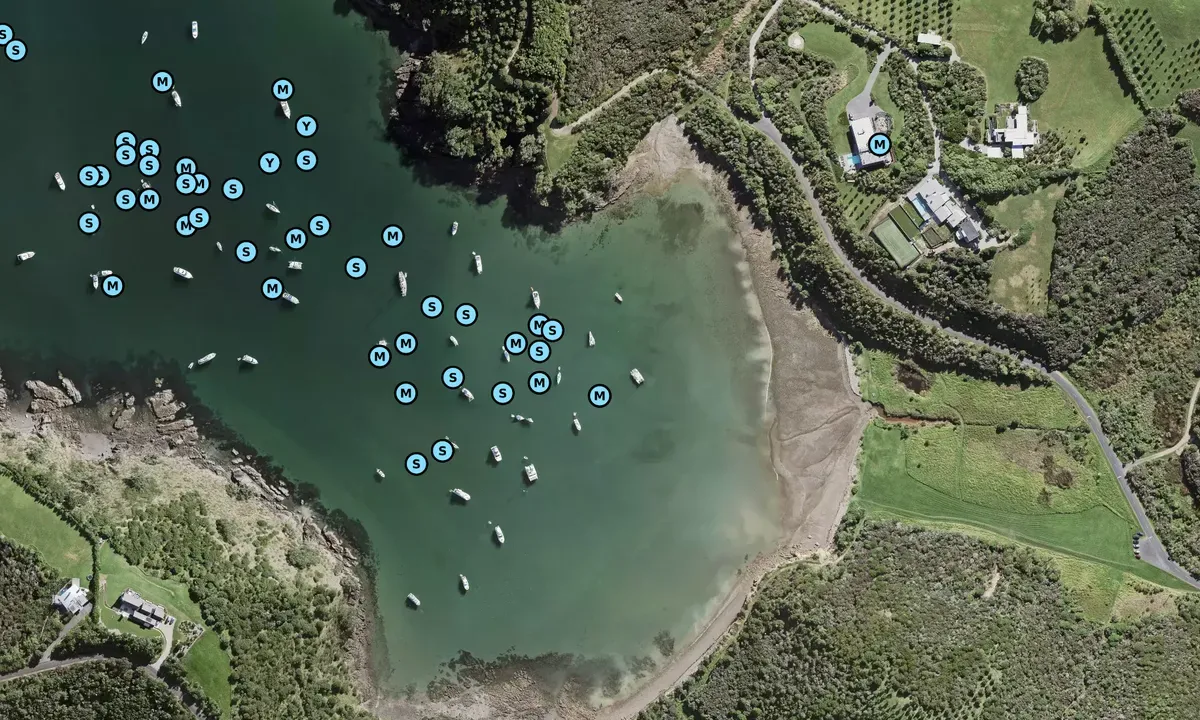 Oneroa Bay, anchorage in Waiheke, New Zealand — photo 2