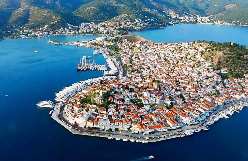 Stadthafen Poros, marina in Poros, Greece