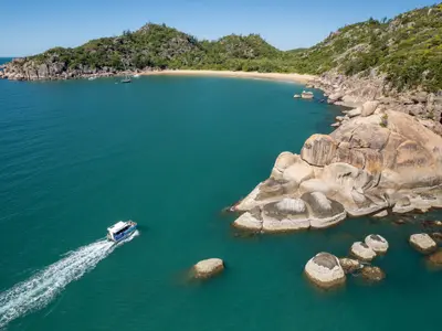 White Lady Bay, stop in Nelly Bay, Australia — photo 2