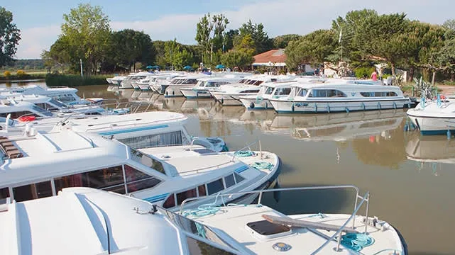 Le Boat Marina in Casier, Italy — photo 2