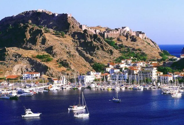 Alievtiko katafygio "Toyrkikou gialoy" Marina in Myrina, Greece — photo 2