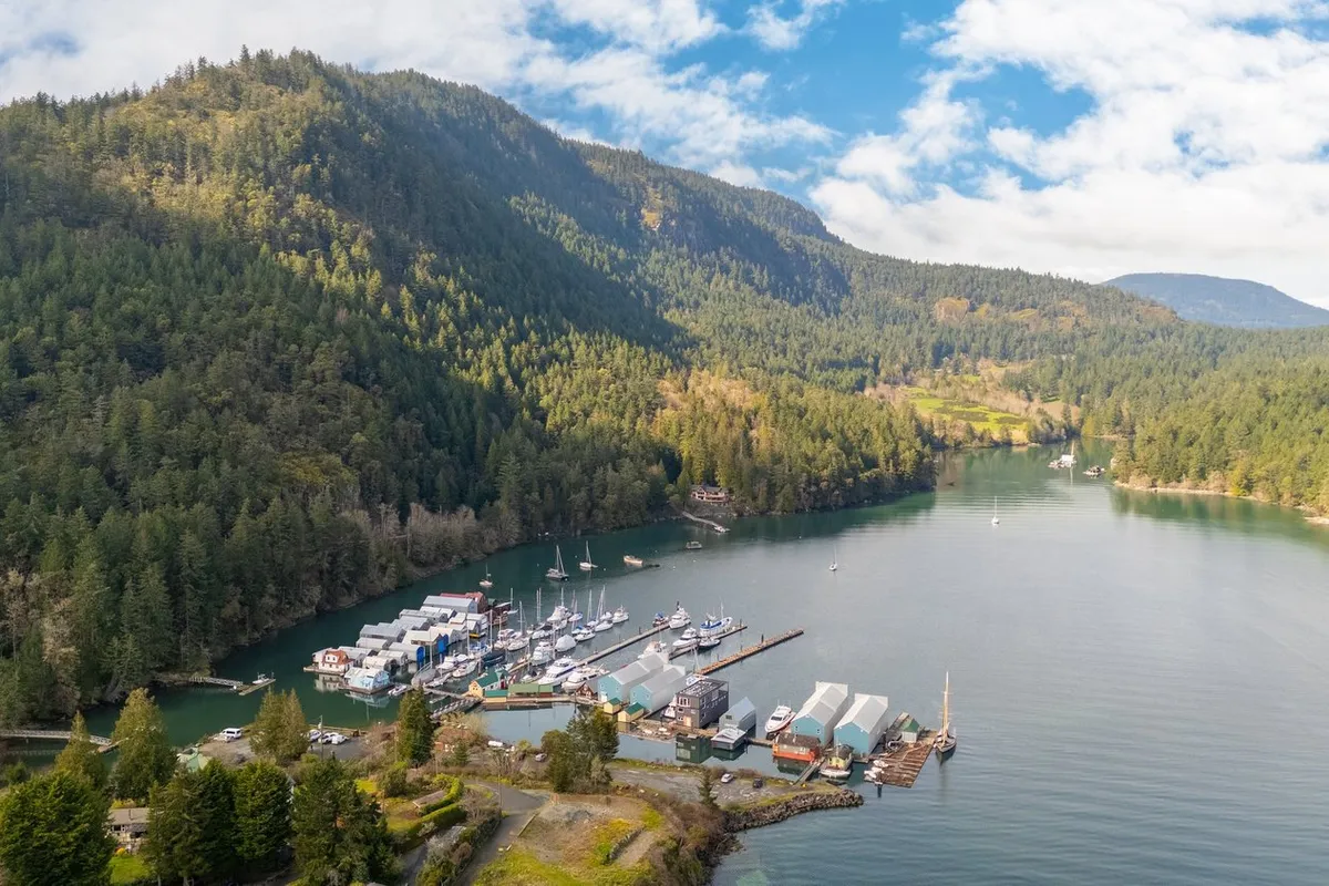 Genoa Bay, stop in Canada