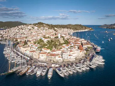 Stadthafen Poros, marina in Poros, Greece — photo 2