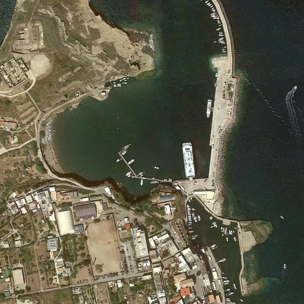 Ventotene Cala Rosano Harbour, marina in Ventotene, Italy — photo 5