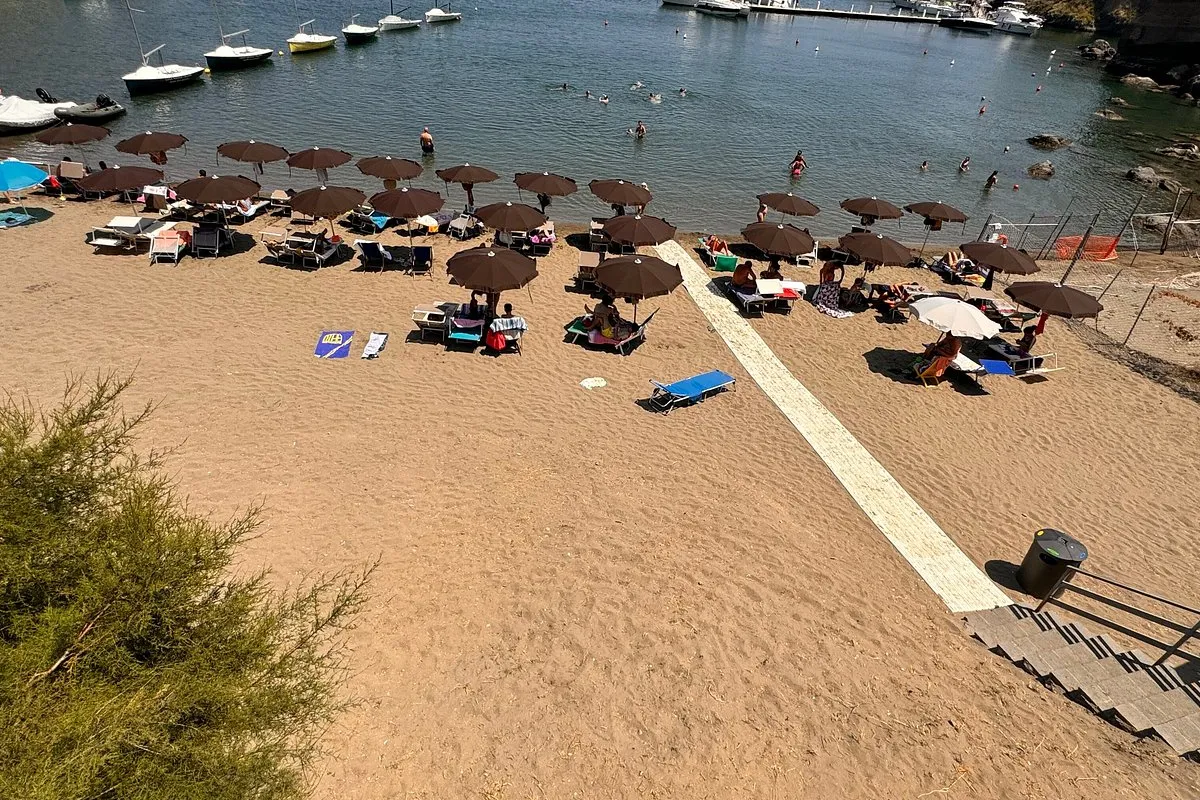 Ventotene Cala Rosano Harbour, marina in Ventotene, Italy — photo 6