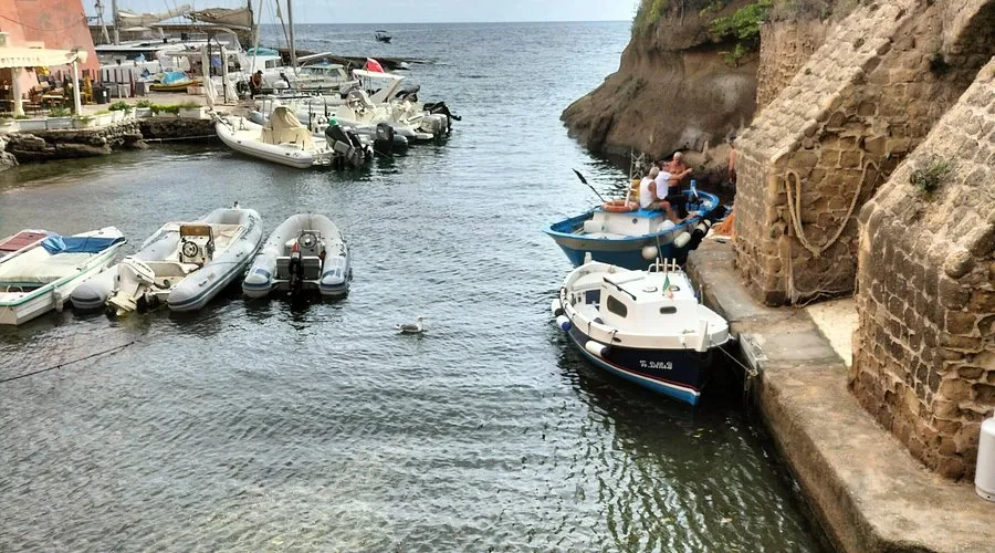 Ventotene Porto Vecchio Harbour, marina in Ventotene, Italy — photo 7