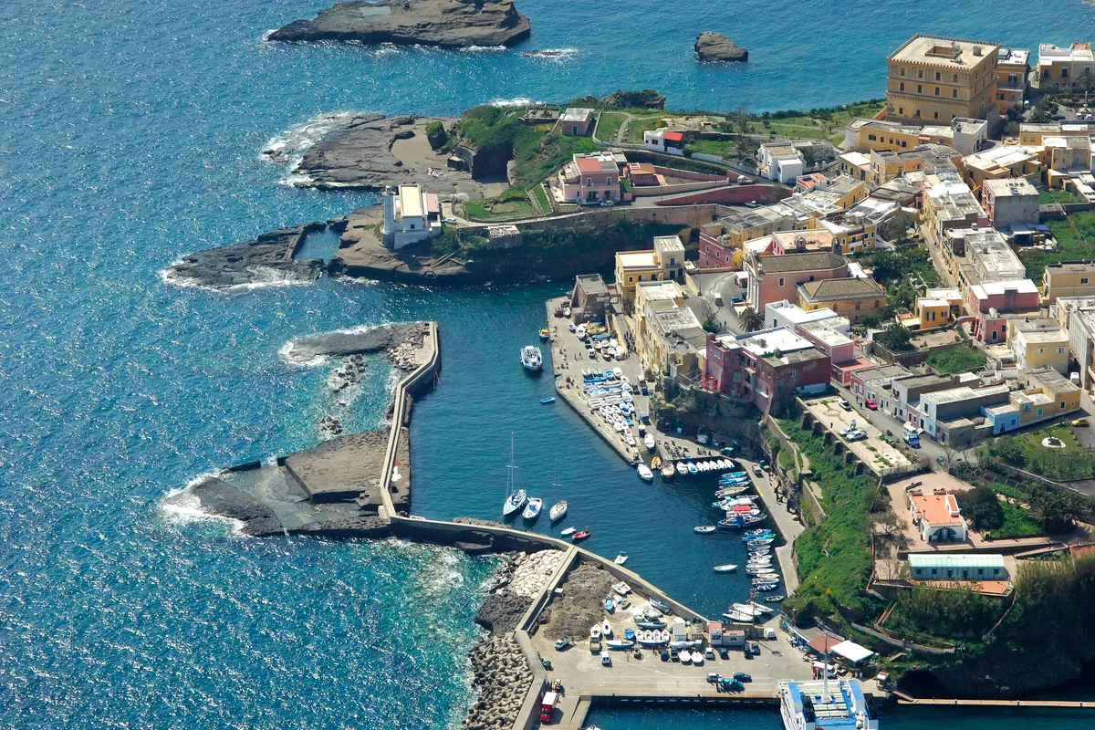 Ventotene Porto Vecchio Harbour, marina in Ventotene, Italy — photo 2