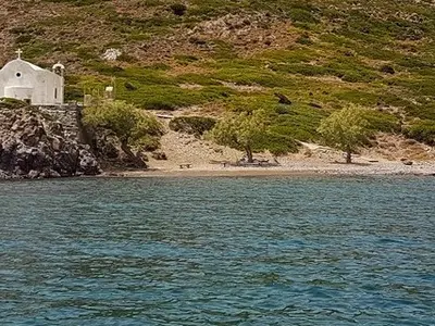 Saint Dimitrios Bay in Plaka, Greece — photo 2