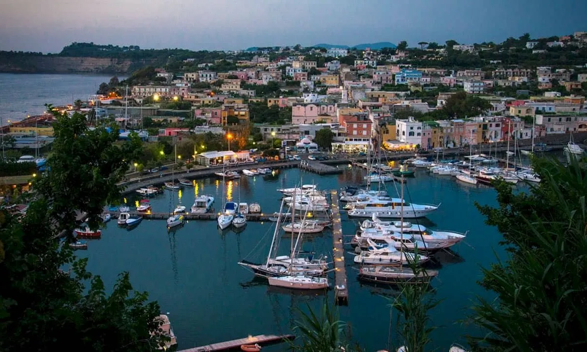 Chiaiolella Marina in Procida, Italy — photo 2