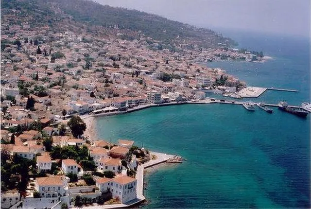Ormos Zoyioryia, anchorage in Spetses, Greece — photo 3