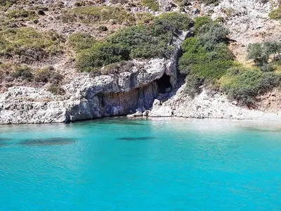 Spilia Bay in Megalo Chorio, Greece — photo 2