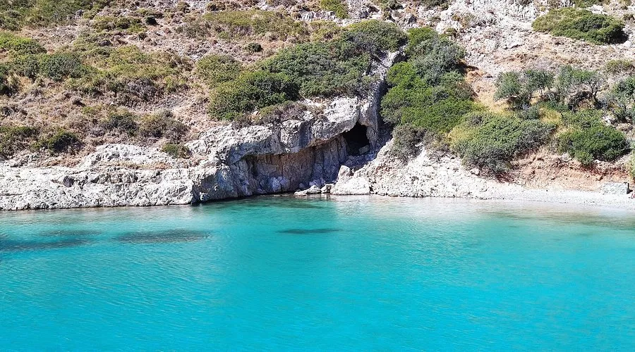 Spilia Bay in Megalo Chorio, Greece — photo 2