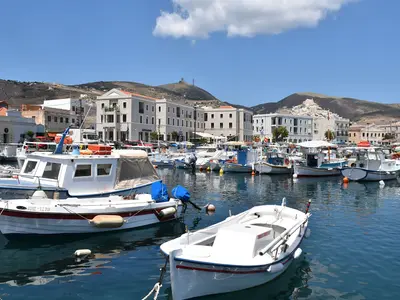 Alievtiko katafygio Ermoypolis (Karnagio) Marina