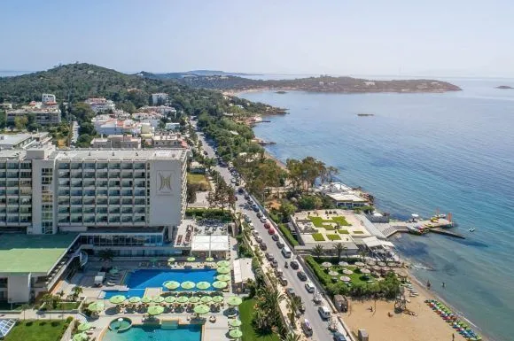 Vouliagmeni Bay in Vouliagmeni Municipal Unit, Greece — photo 3