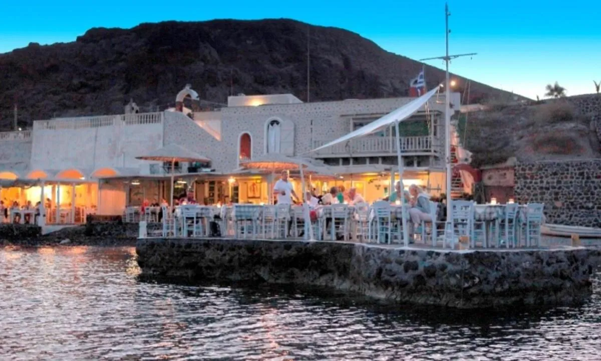 Dolphin Tavern - Photo 2