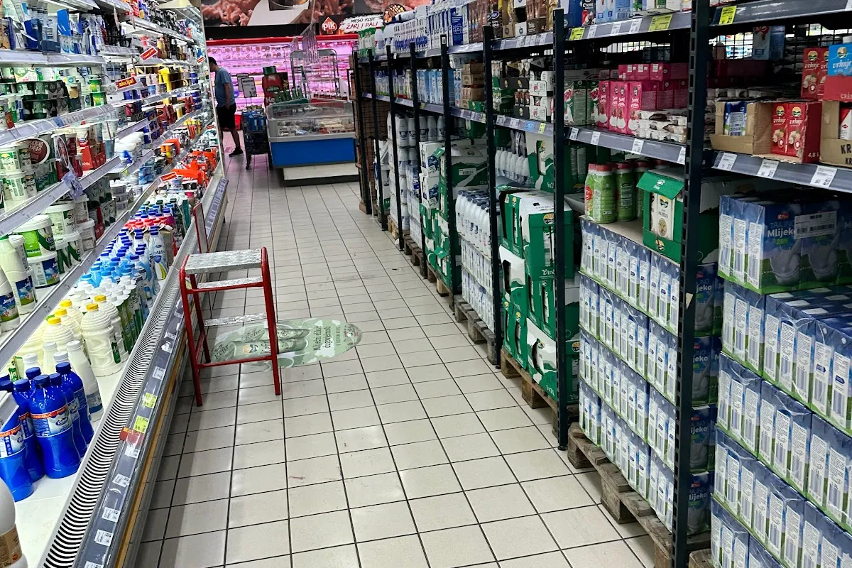 Konzum - Photo 2