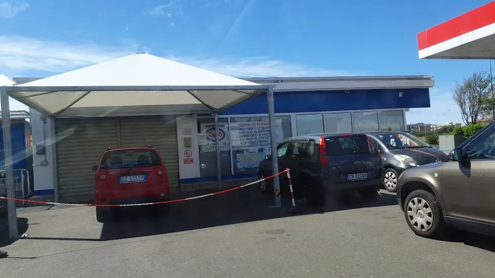 Stazione di servizio Esso - Photo 1