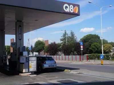 Stazione di servizio Esso - Photo 2